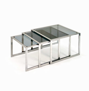 Elegante e funzionale set di 3 tavolini ad incastro Vintage in metallo cromato con piano in vetro fumè. Perfetto per un salotto stile Vintage, mid-century.