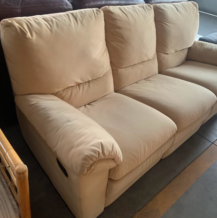 Divano con poggia piedi estraibile