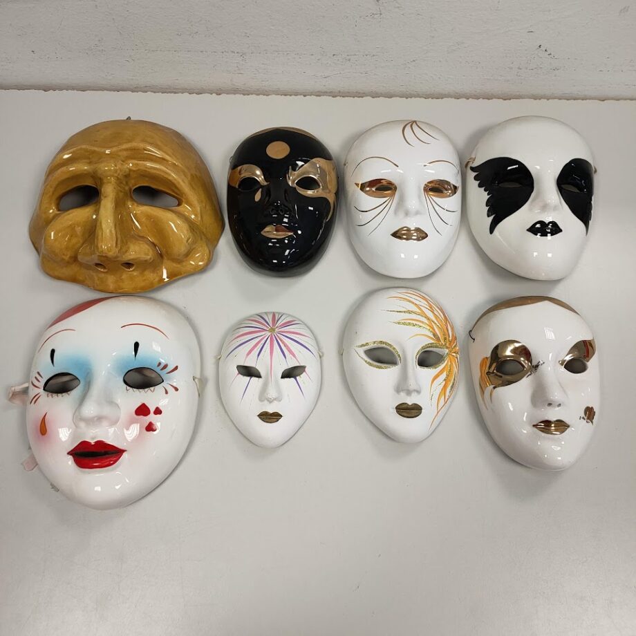 Stock di 8 Maschere in Porcellana da Parete con Tema Carnevalesco