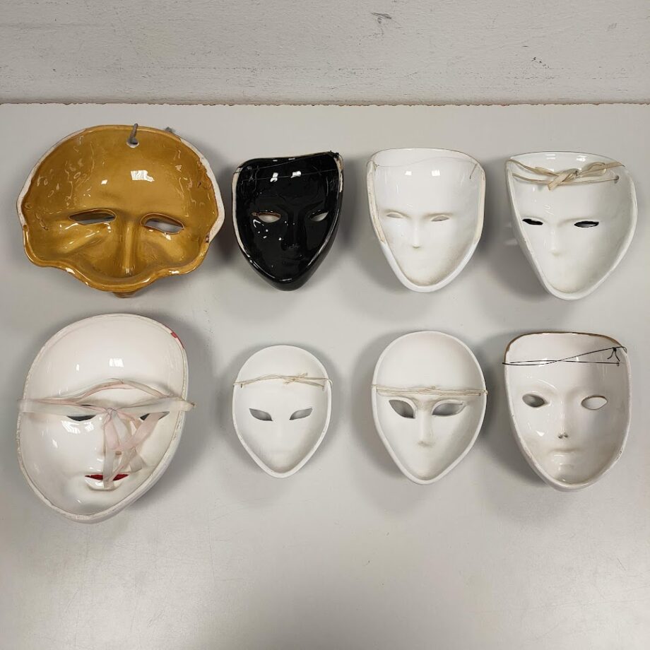 Stock di 8 Maschere in Porcellana da Parete con Tema Carnevalesco