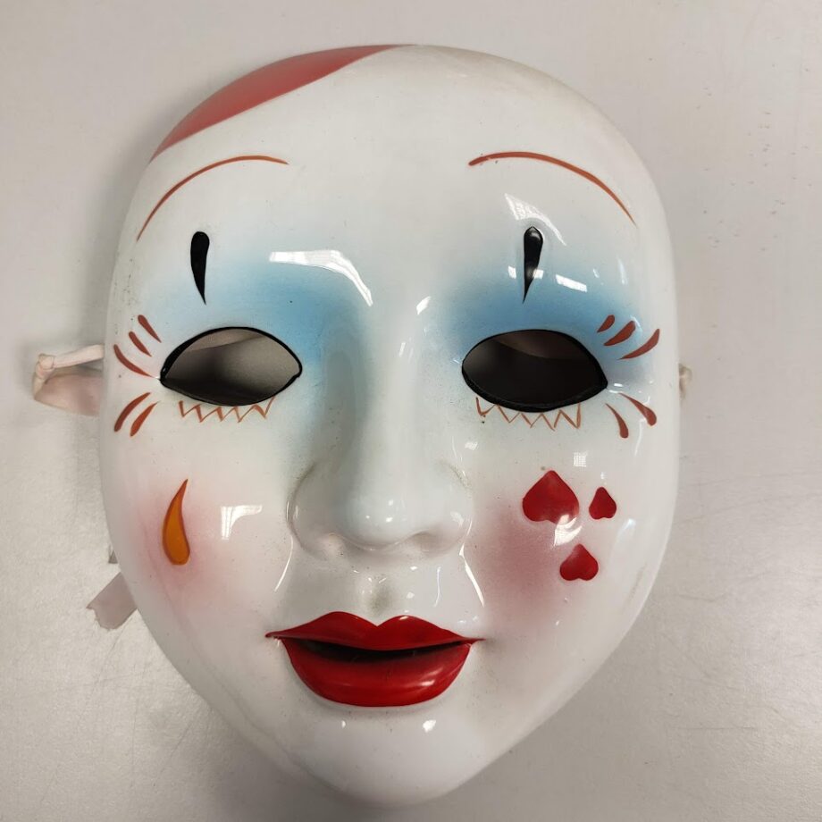 Stock di 8 Maschere in Porcellana da Parete con Tema Carnevalesco