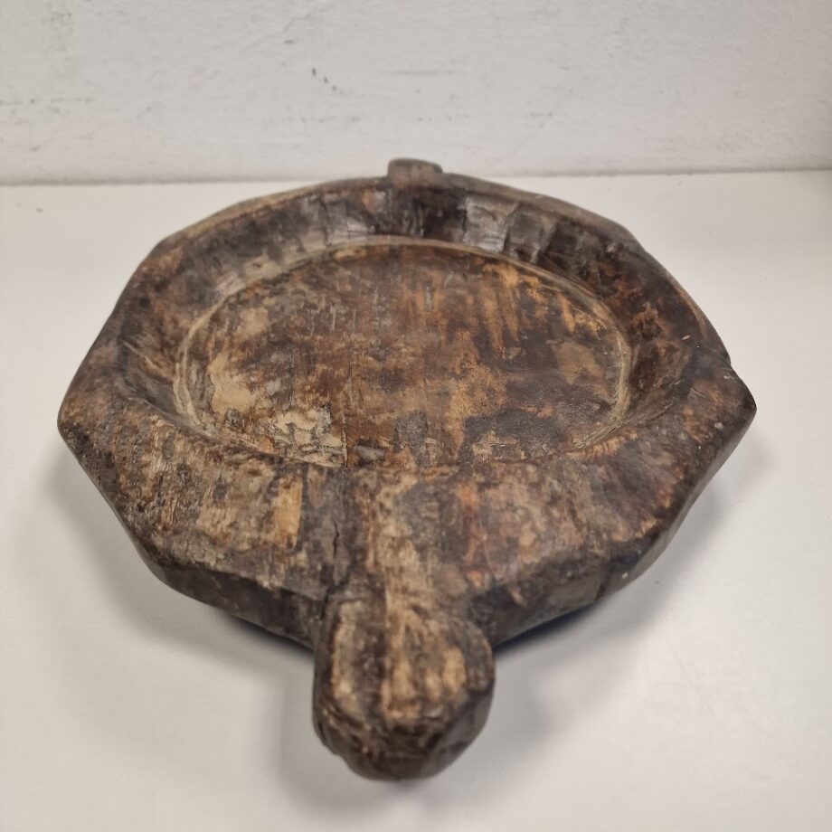 Antico Vassoio Indiano in Legno Patinato Risalente ai Primi del XX secolo