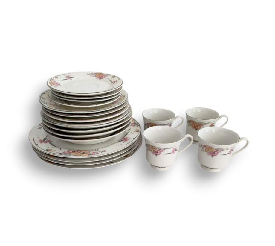 Servizio da Te in Porcellana Firmato "Fine Porcelain" con Tema Floreale