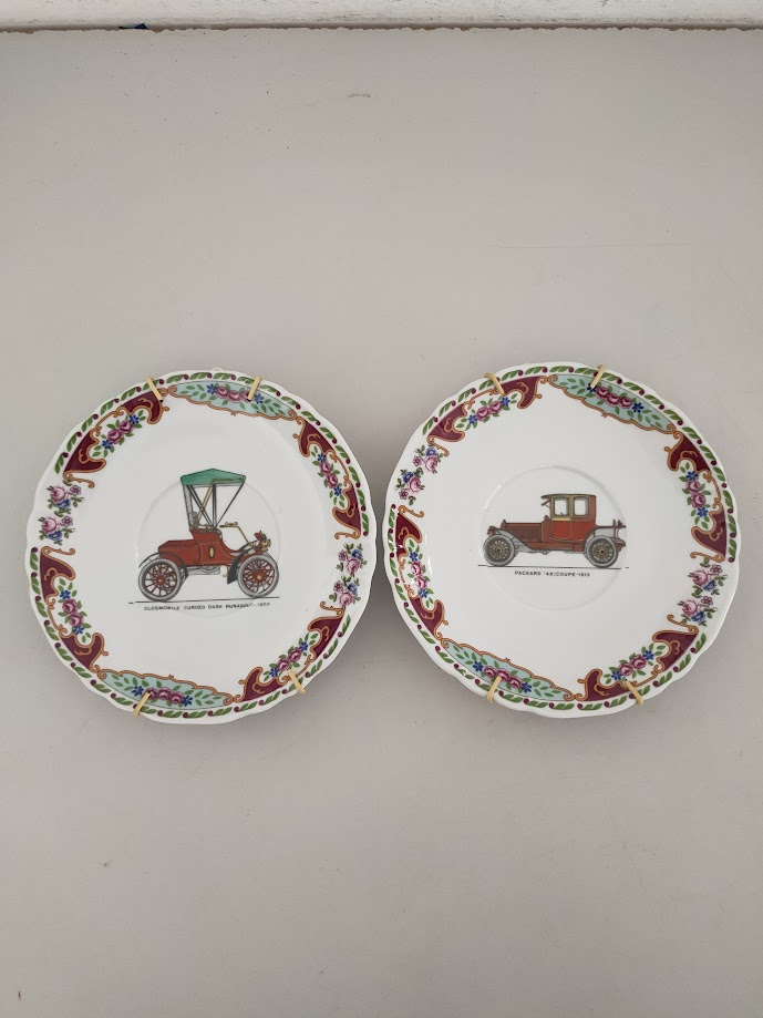 2 Piatti Decorativi da Parete in Porcellana "Richard Ginori" Serie Automobili Vintage Anni '90
