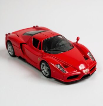 Modellino Auto Burago Ferrari Enzo Scala 1:34