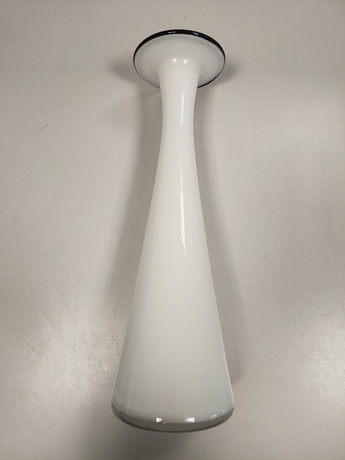 Vaso Bianco in Vetro di Murano con Bordo di Colore Nero Vintage Anni '80