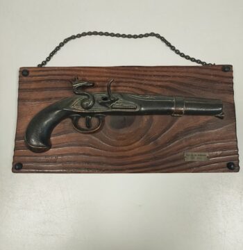 Riproduzione Decorativa di una Pistola Pedernal Montata su una Targa di Legno