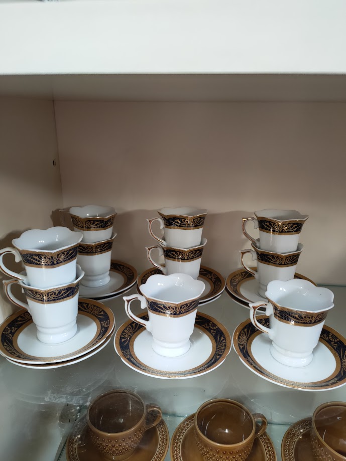 Set 12 Tazzine Da Caffè Turco Alisveristime | Porcellana Nera Con Bordo Oro E Porta In Metallo Zincato – 80 Ml