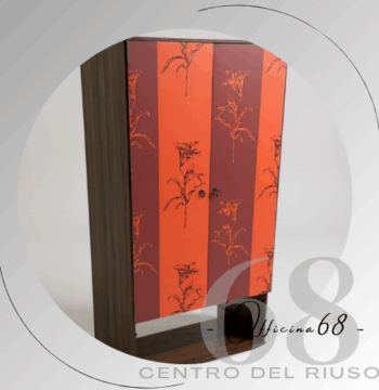 Armadio con antiche decorate su tessuto