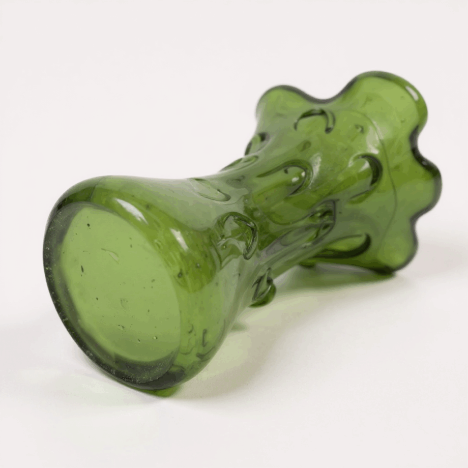 Vaso decorativo in vetro verde soffiato
