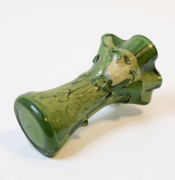 Vaso decorativo in vetro verde soffiato