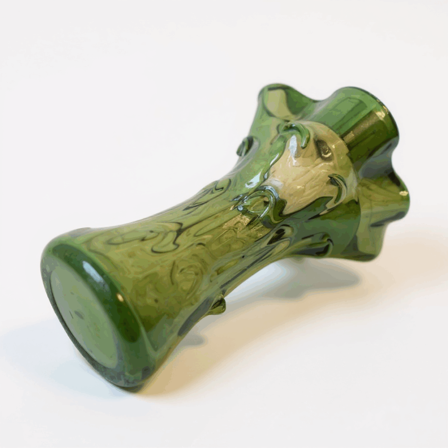 Vaso decorativo in vetro verde soffiato
