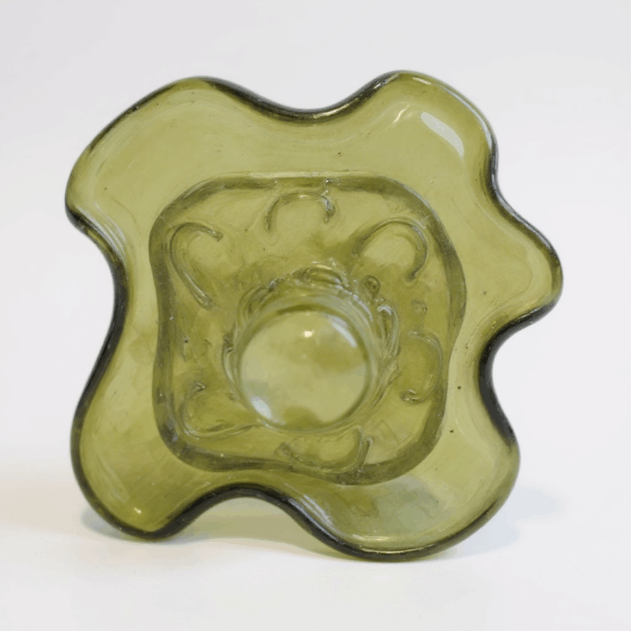 Vaso decorativo in vetro verde soffiato