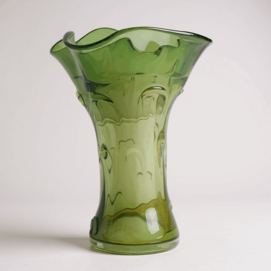 Vaso decorativo in vetro verde soffiato