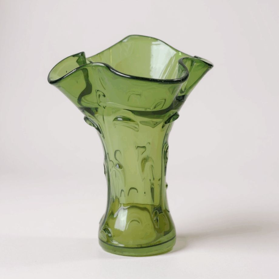 Vaso decorativo in vetro verde soffiato