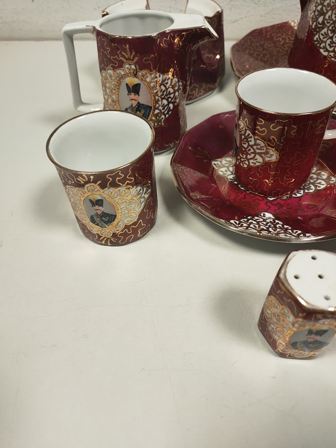 Lotto Servizio da Te/Caffè in Porcellana di Origini Persiane