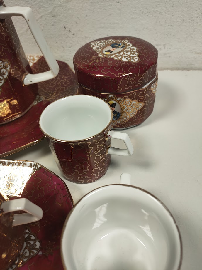 Lotto Servizio da Te/Caffè in Porcellana di Origini Persiane