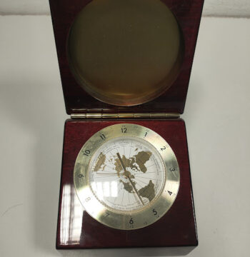 Orologio da Scrivania in Legno e metallo con Mappa Geografica Vintage