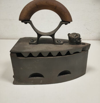 Antico Ferro da Stiro in Ghisa Marcato "Cluj" con Manico in Legno Vintage