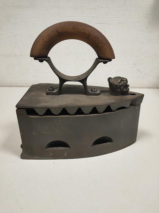 Antico Ferro da Stiro in Ghisa Marcato "Cluj" con Manico in Legno Vintage