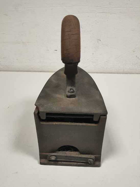 Antico Ferro da Stiro in Ghisa Marcato "Cluj" con Manico in Legno Vintage