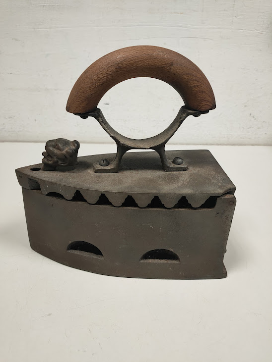 Antico Ferro da Stiro in Ghisa Marcato "Cluj" con Manico in Legno Vintage