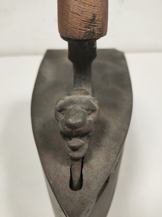 Antico Ferro da Stiro in Ghisa Marcato "Cluj" con Manico in Legno Vintage