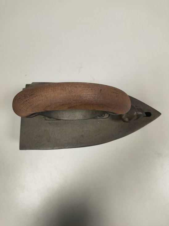 Antico Ferro da Stiro in Ghisa Marcato "Cluj" con Manico in Legno Vintage