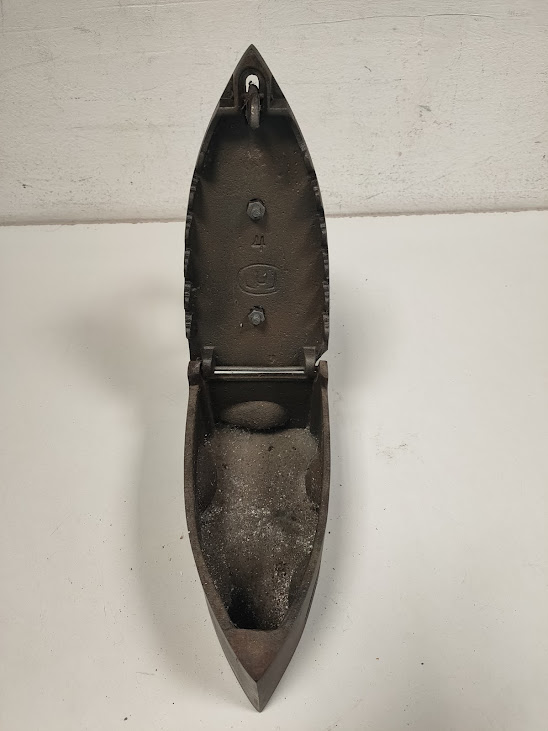 Antico Ferro da Stiro in Ghisa Marcato "Cluj" con Manico in Legno Vintage