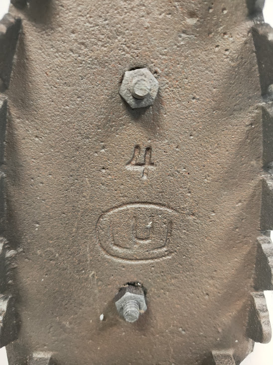 Antico Ferro da Stiro in Ghisa Marcato "Cluj" con Manico in Legno Vintage