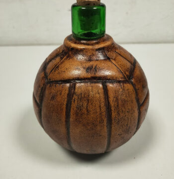 Bottiglia in Vetro Verde a Forma di Palloncino con Pelle Marrone Vintage