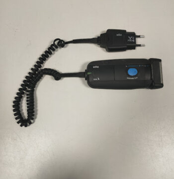 Rasoio Elettrico di Colore Nero/Blu con Lamine Flessibili "Braun 7015" Vintage Anni '90