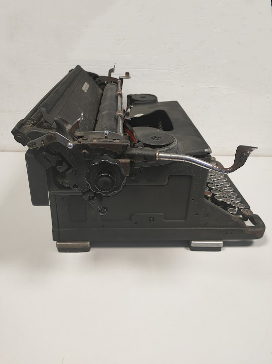 Macchina da Scrivere Meccanica D'Epoca "Olivetti M40" di Colore Nero Vintage 1947