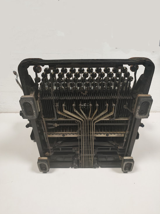 Macchina da Scrivere Meccanica D'Epoca "Olivetti M40" di Colore Nero Vintage 1947