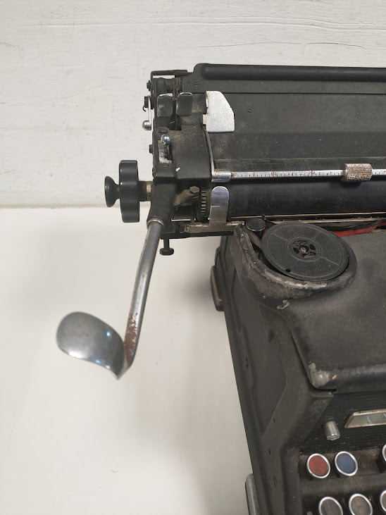 Macchina da Scrivere Meccanica D'Epoca "Olivetti M40" di Colore Nero Vintage 1947
