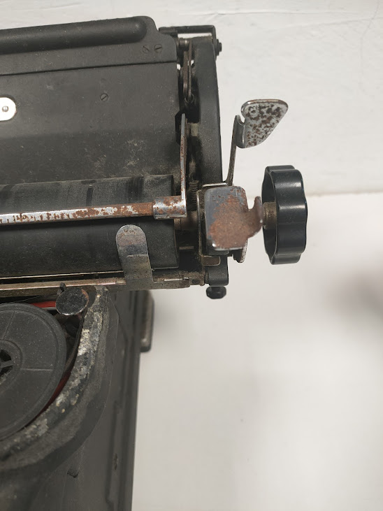 Macchina da Scrivere Meccanica D'Epoca "Olivetti M40" di Colore Nero Vintage 1947
