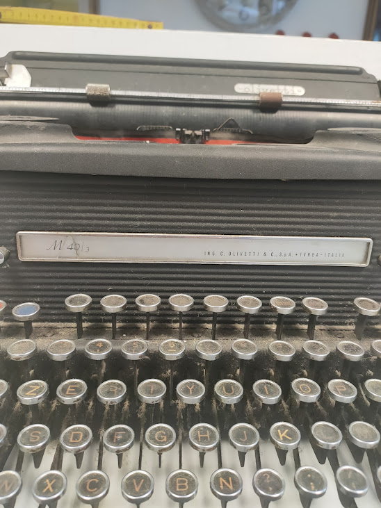 Macchina da Scrivere Meccanica D'Epoca "Olivetti M40" di Colore Nero Vintage 1947