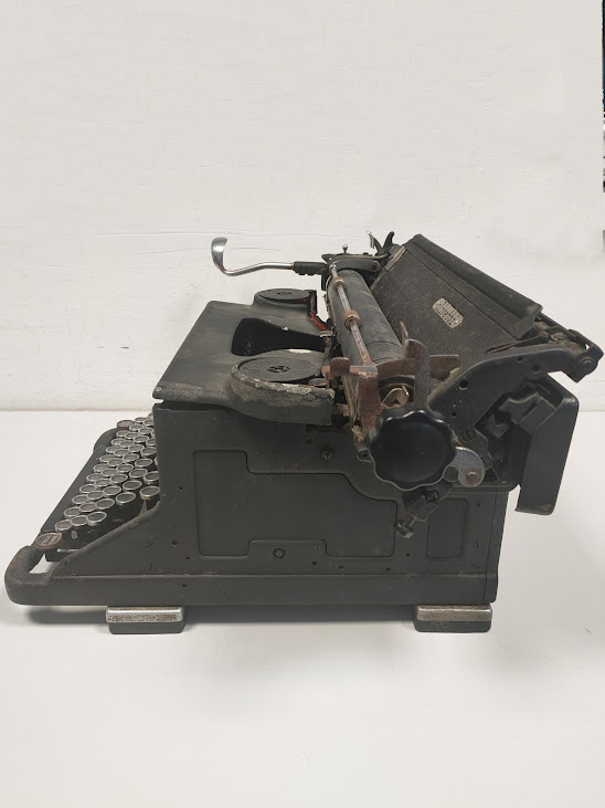 Macchina da Scrivere Meccanica D'Epoca "Olivetti M40" di Colore Nero Vintage 1947