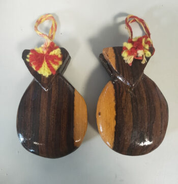 Nacchere Realizzate in Legno con Nappe Decorative di Colore Rosso e Giallo Anni '70