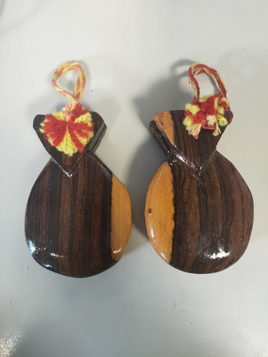 Nacchere Realizzate in Legno con Nappe Decorative di Colore Rosso e Giallo Anni '70