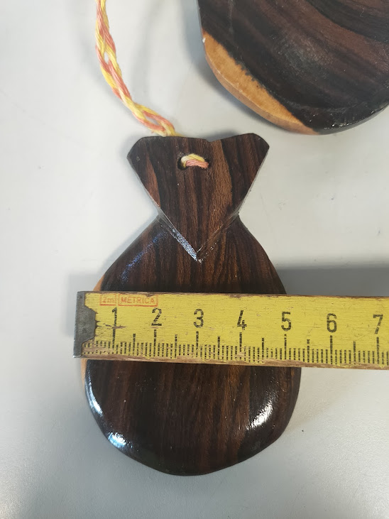 Nacchere Realizzate in Legno con Nappe Decorative di Colore Rosso e Giallo Anni '70