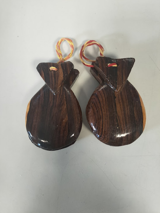 Nacchere Realizzate in Legno con Nappe Decorative di Colore Rosso e Giallo Anni '70