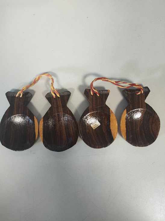 Nacchere Realizzate in Legno con Nappe Decorative di Colore Rosso e Giallo Anni '70