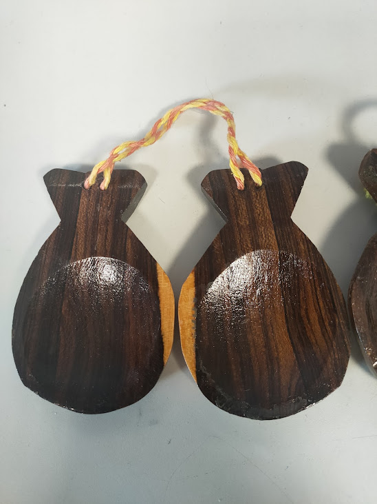 Nacchere Realizzate in Legno con Nappe Decorative di Colore Rosso e Giallo Anni '70