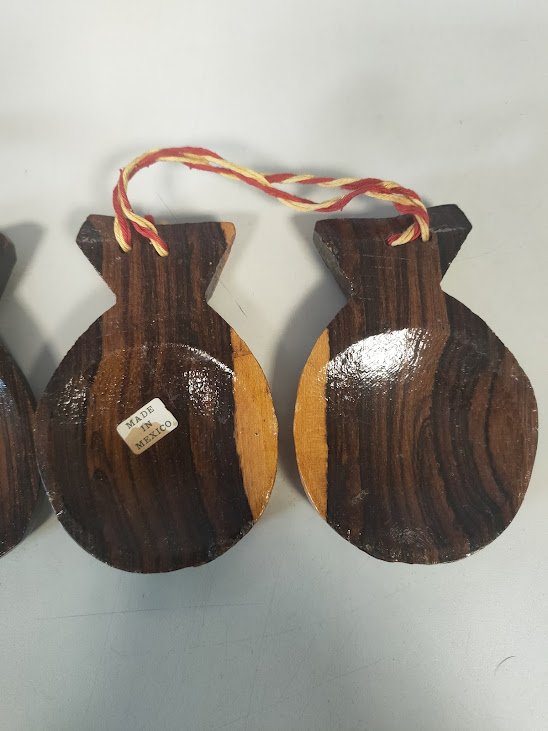 Nacchere Realizzate in Legno con Nappe Decorative di Colore Rosso e Giallo Anni '70