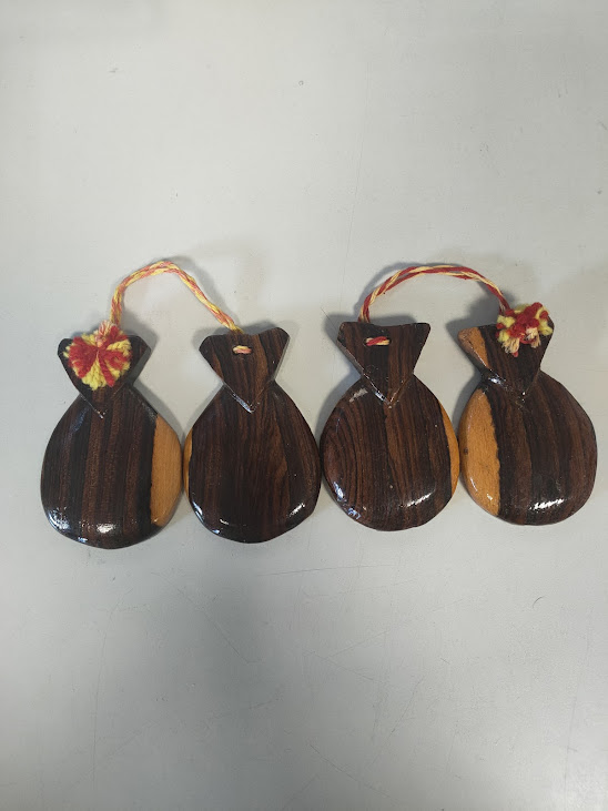 Nacchere Realizzate in Legno con Nappe Decorative di Colore Rosso e Giallo Anni '70