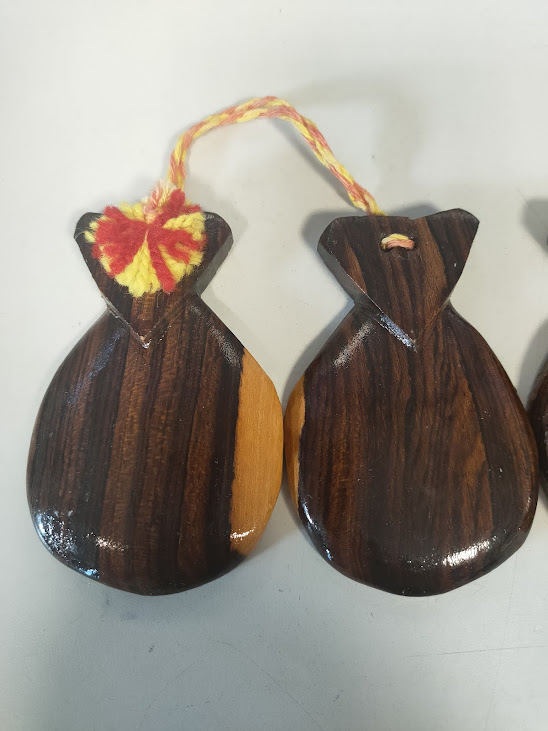 Nacchere Realizzate in Legno con Nappe Decorative di Colore Rosso e Giallo Anni '70