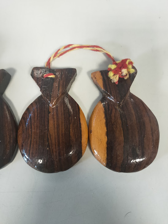 Nacchere Realizzate in Legno con Nappe Decorative di Colore Rosso e Giallo Anni '70