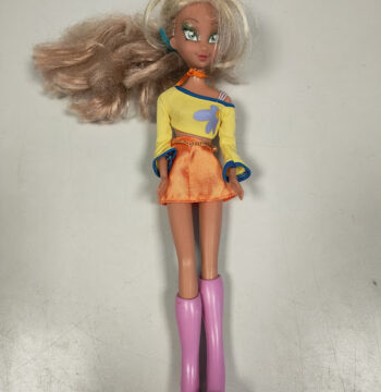 Bambola Flora della Serie Winx Club Prodotta da Giochi Preziosi Anno 2004