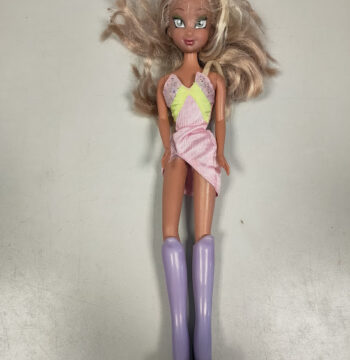 Bambola Flora della Serie Winx Club Prodotta da Giochi Preziosi Anno 2006